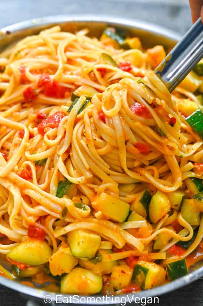Fettuccine with Zucchini in the skillet